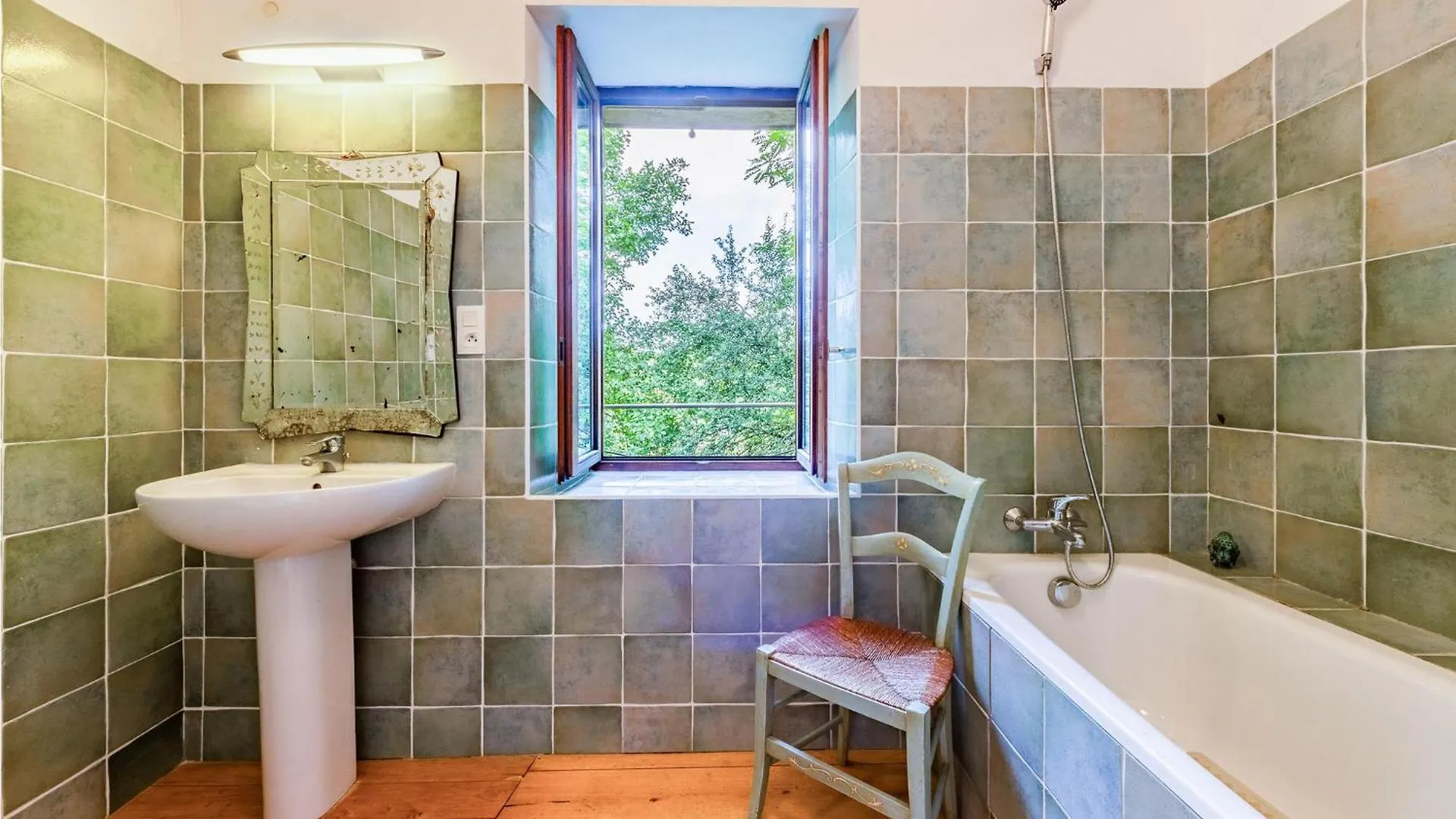 4 Bedroom Amazing Home In Caylus France
